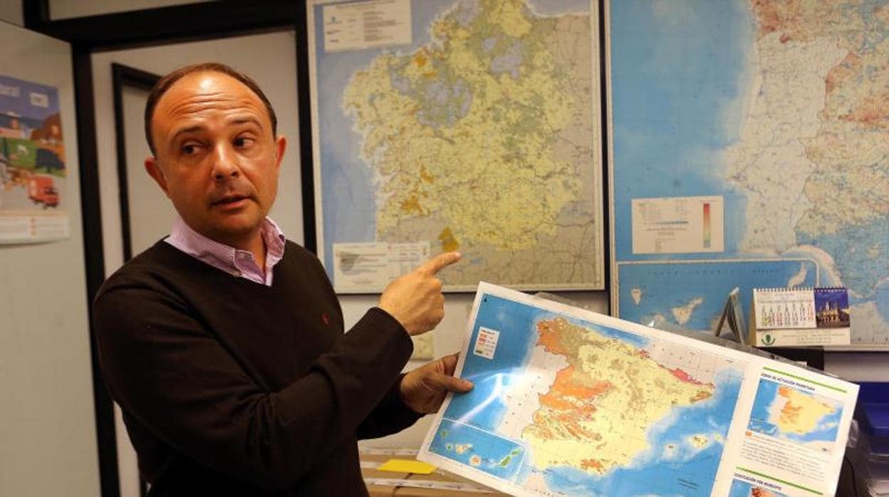 El profesor Alberto Ruano muestra un mapa de España con las zonas más afectadas por el radón