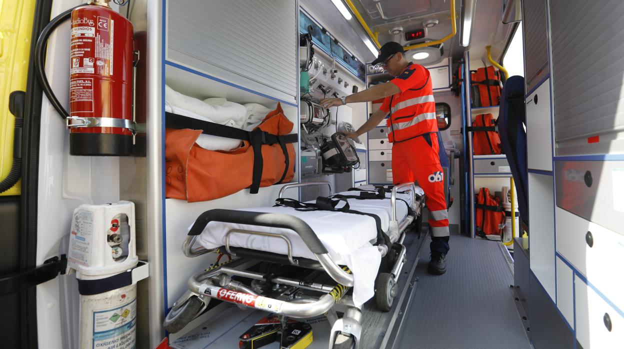 Personal sanitario en el interior de una ambulancia