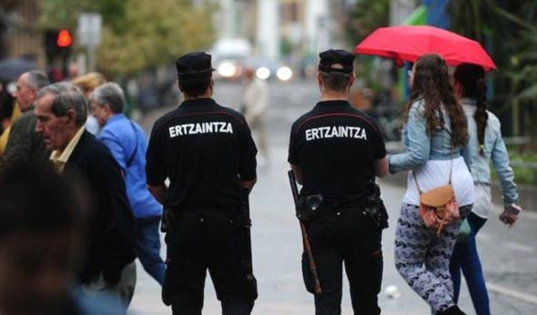 Un joven que pedía limosna en supermercado es agredido por un ladrón al que trató de retener