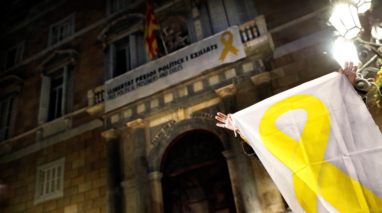 Fachada del Palacio de la Generalitat ayer por la noche, aún con los lazos amarillos