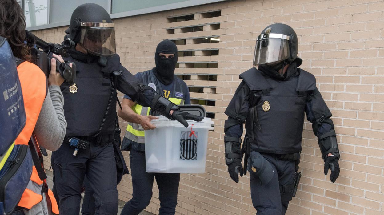 La Policía Nacional requisa urnas durante el referéndum ilegal del 1-O en un colegio catalán