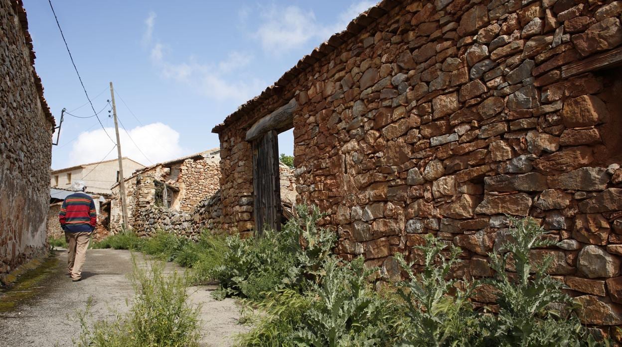 Casas abandonadas y calles moribundas en Corbatón (Teruel), uno de los muchos municipios españoles que ya se encuentran en riesgo extremo de extinción