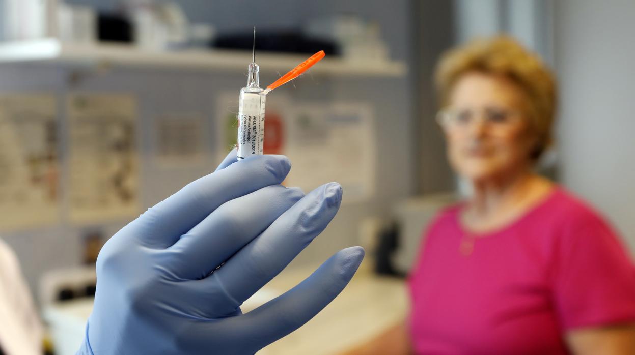 Un profesional sanitario prepara una vacunación frente a la gripe