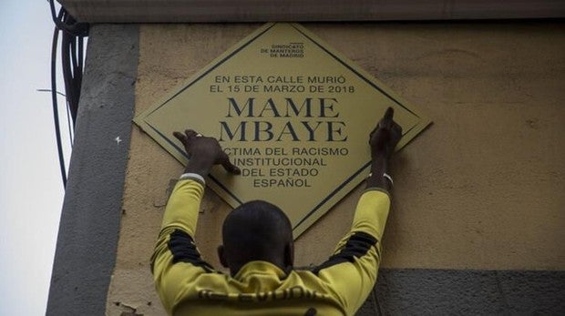 Ahora Madrid y el PSOE votan en contra de retirar la falsa placa de Mame Mbaye