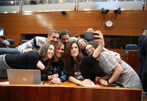 Clara Serra, portavoz de Podemos, haciendo un «selfie» con otros compañeros