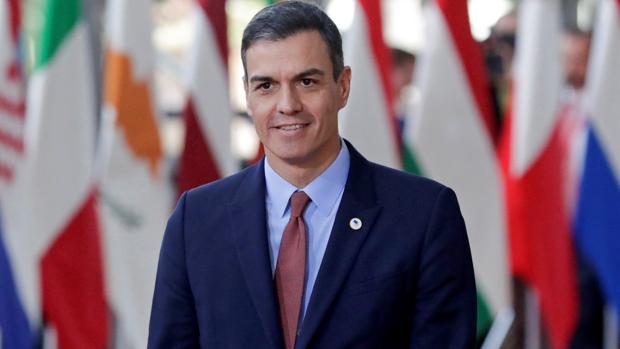 Tibia respuesta de Sánchez a la polémica de los lazos: «No garantizan la imparcialidad»
