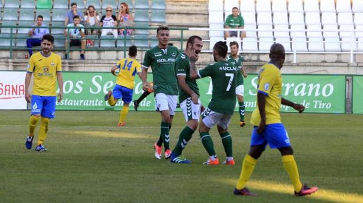 «Chato» celebra un gol que marcó a La Solana a principio de temporada
