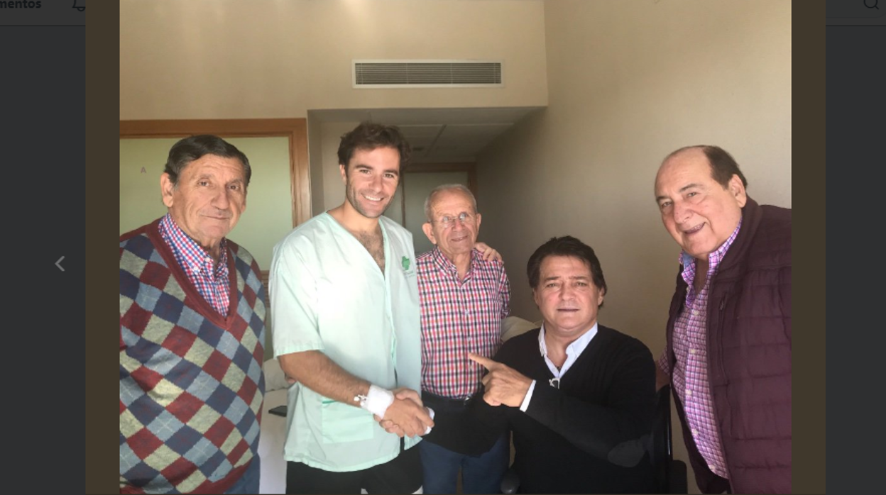 Miguel Lázaro (detrás) junto al torero Vicente Ruiz «El Soro», los diestros Raul Marti y Manolo Mendez, y un familiar, Juanjo Rogel