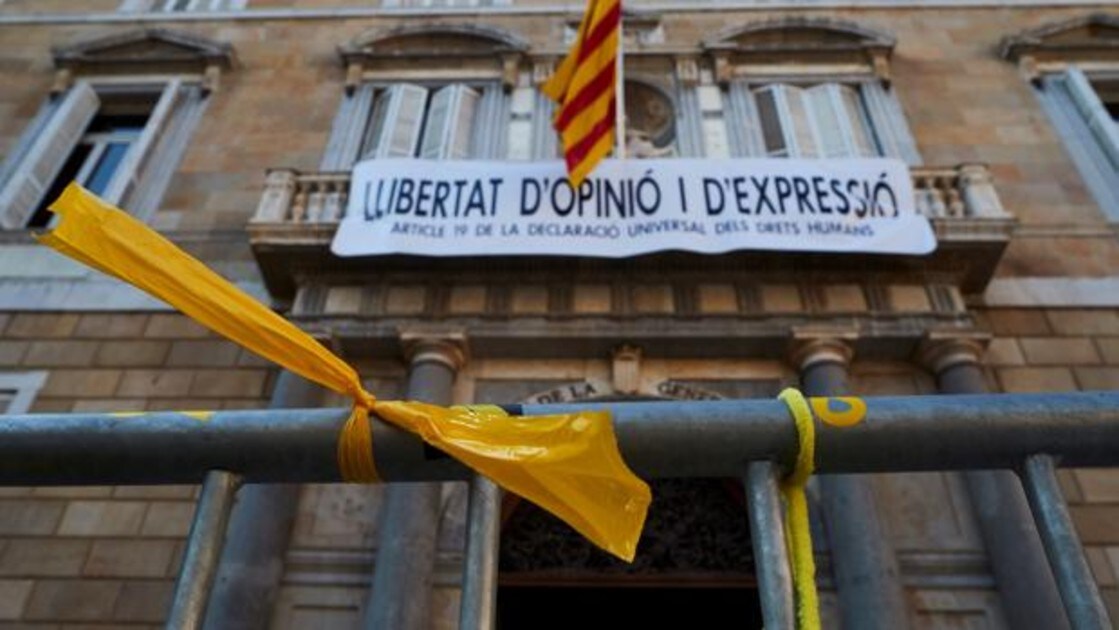 El presidente catalán, Quim Torra, colgó ayer al mediodía una nueva pancarta