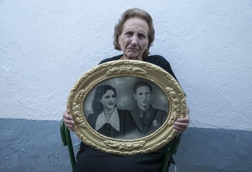 Petra Robles con la imagen de sus padres