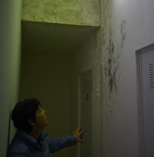 Gabriela Díaz frente a las huellas del moho en los trasteros