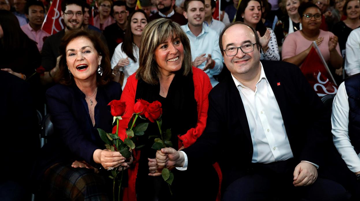 La vocepresidental del Gobierno, Carmen Calvo (i), la alcaldesa de Hospitalet, Nuria Maríin (c) y el secretario del PSC, Miquel Iceta (d)
