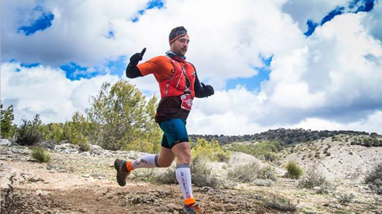 Uno de los participantes en el trail «Mamocu» de la ciudad de Cuenca