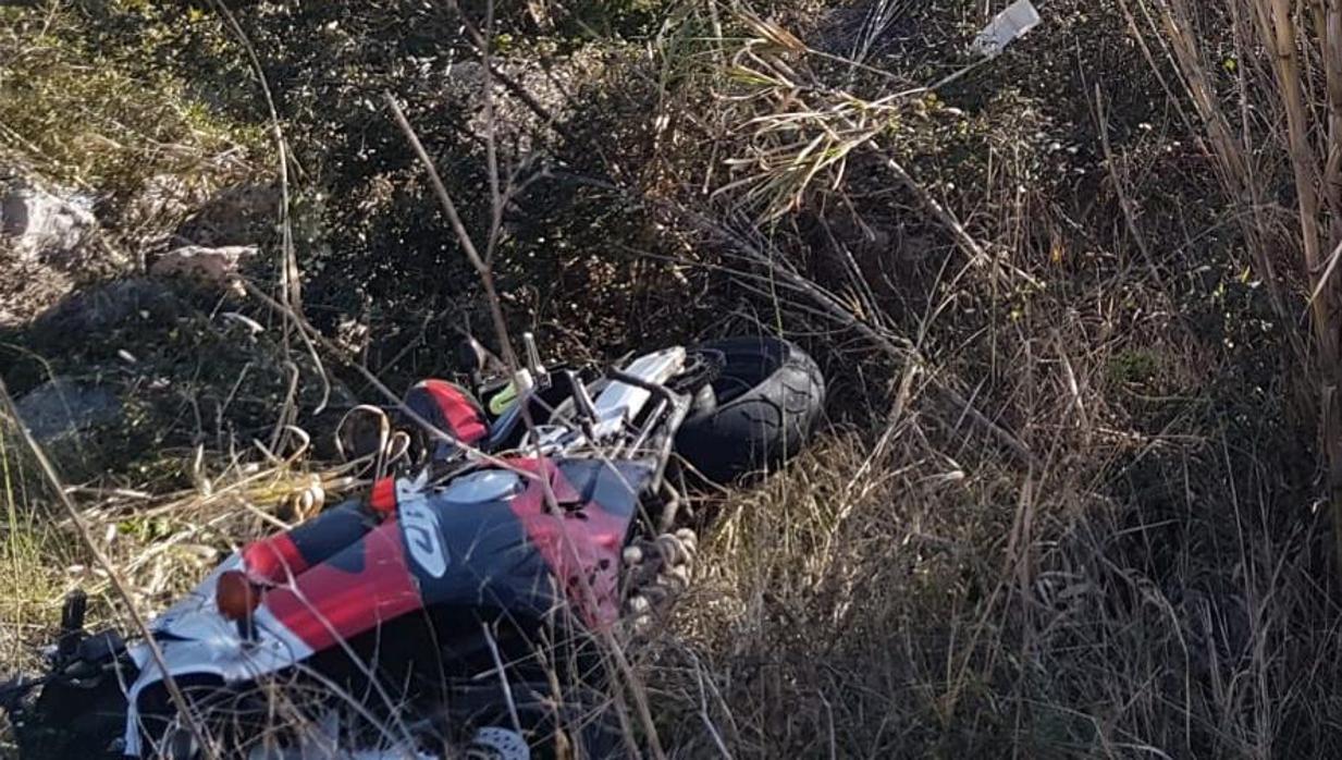 Imagen de la moto tras el accidnete mortal en la carretera CV-720 en Alicante