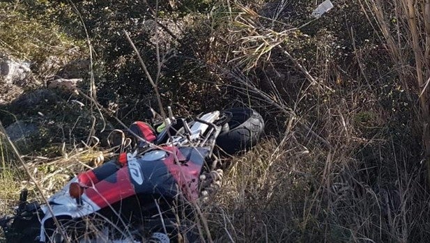 Muere un motorista de 49 años tras salirse de una curva y caer por un terraplén