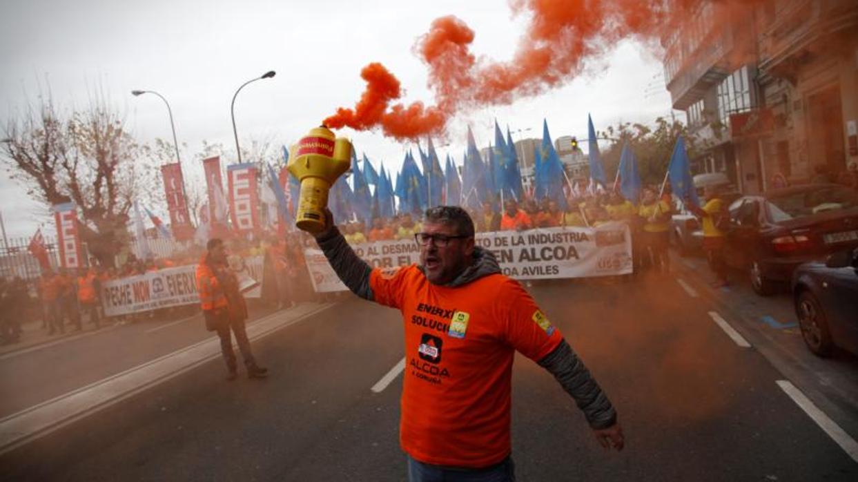 Protesta de los trabajadores de la planta coruñesa de Alcoa ante el anuncio de cierre