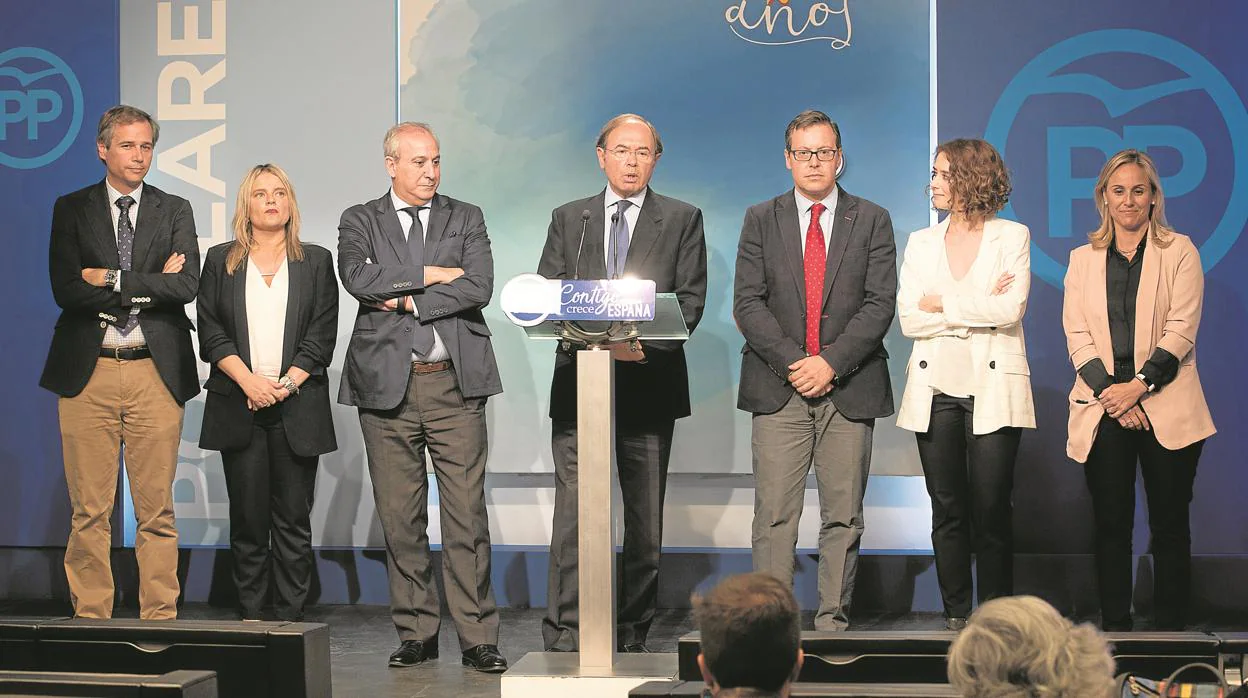 Pío García-Escudero (centro), junto a la Ejecutiva regional del PP de Madrid