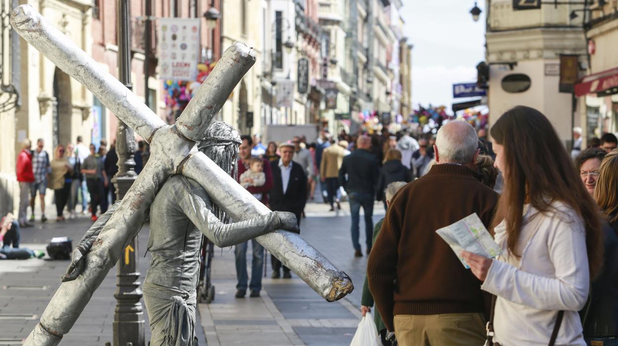 Turismo en las calles de León durante la Semana Santa