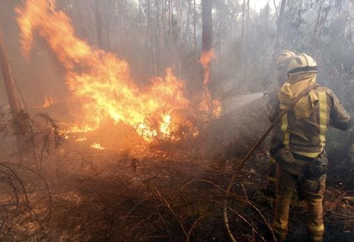 El gran incendio de Rianxo, en vías de controlarse tras quemar 850 hectáreas