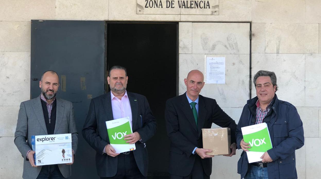 Jose María Llanos (derecha), presidente Provincial de VOX Valencia, acompañado de otros miembros de la formación, en la presentación de las candidaturas ante la Junta Electoral Provincial de Valencia con los avales necesarios