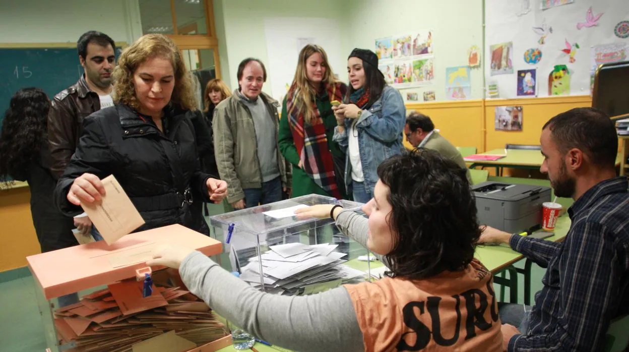 Ciudadanos votando en la mesa electoral durante las pasadas elecciones