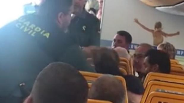 Aplausos de turistas ingleses a la Guardia Civil por sacar a una pasajera borracha de Ryanair