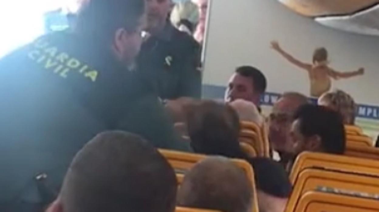 Aplausos de turistas ingleses a la Guardia Civil por sacar a una pasajera borracha de Ryanair