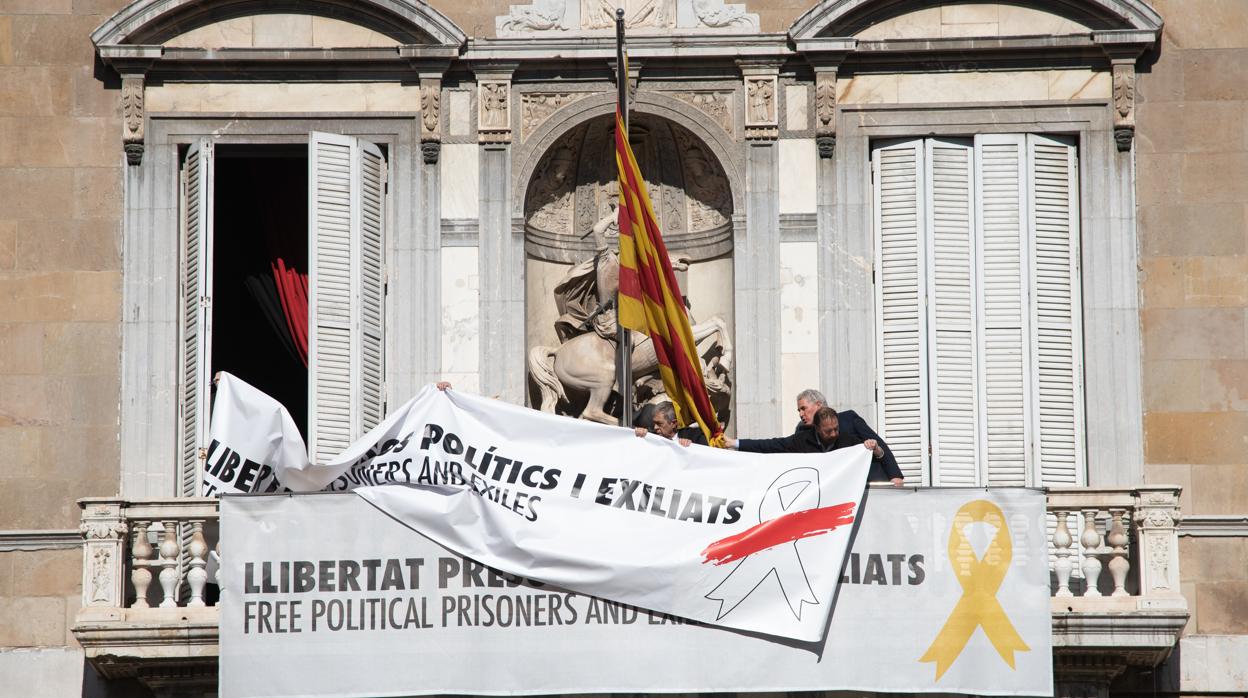 El Govern dasafió a la Junta Electoral poniendo una pancarta partidista sobre otra en la Generalitat