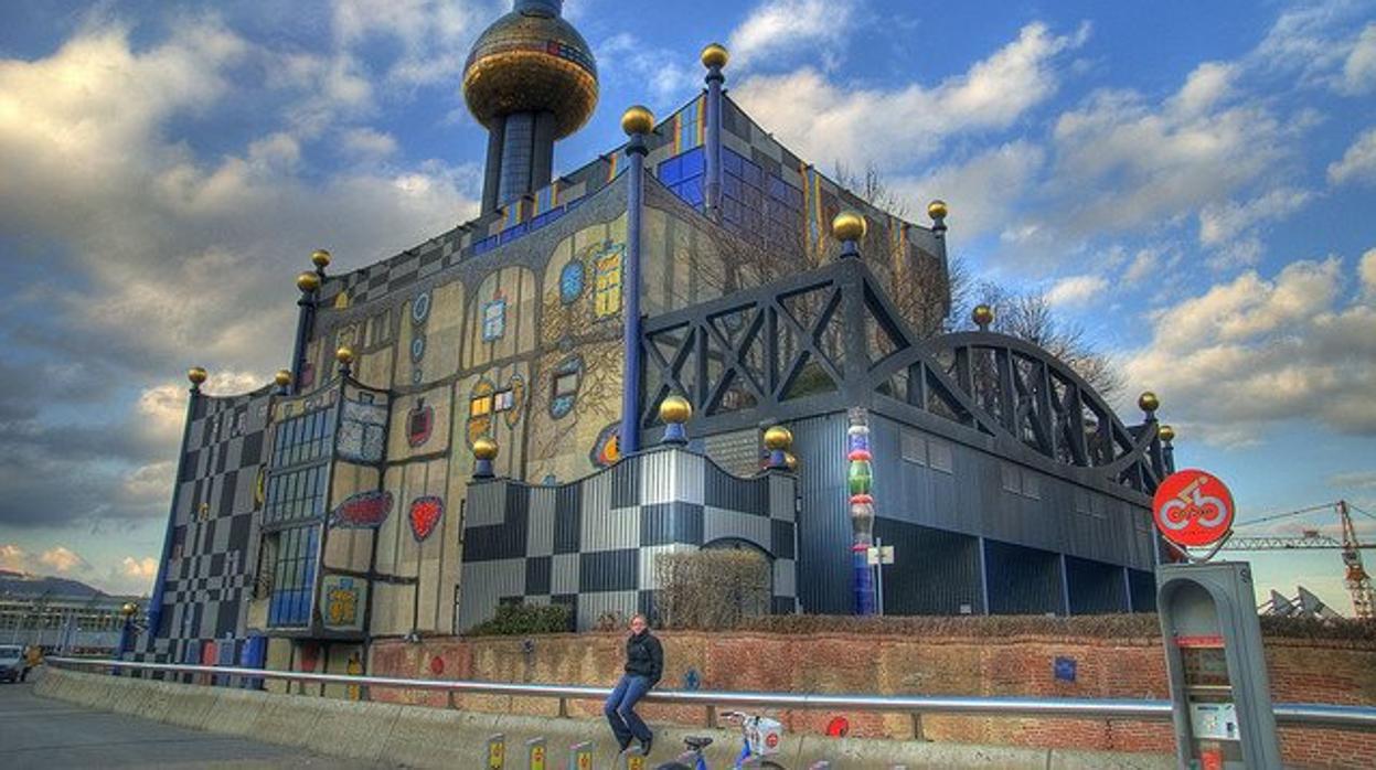 Planta de valorización de residuos de Spittelau en Viena, del arquitecto Friedensreich Hundertwasser