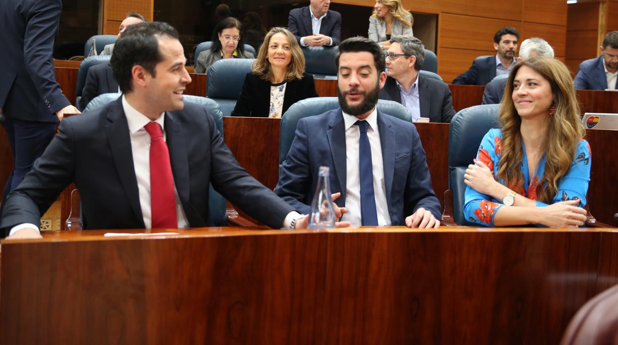 Ignacio Aguado (izq.), junto a sus portavoces adjuntos César Zafra y Esther Ruiz, en la Asamblea