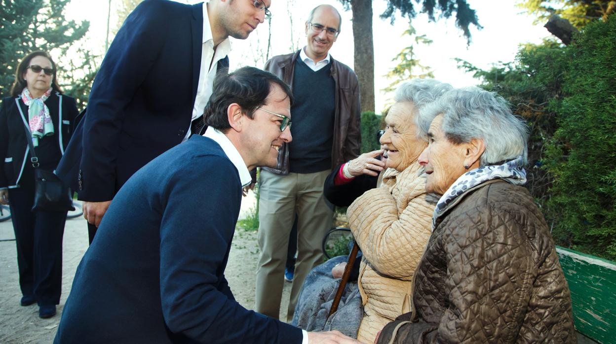 Fernández Mañueco, acompañado por el candidato a la Alcaldía de Ciudad Rodrigo y el presidente de la Diputación de Salamanca
