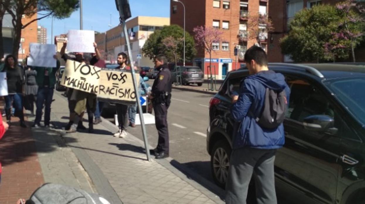 Radicales de extrema izquierda cargan contra una mesa de Vox en Vallecas