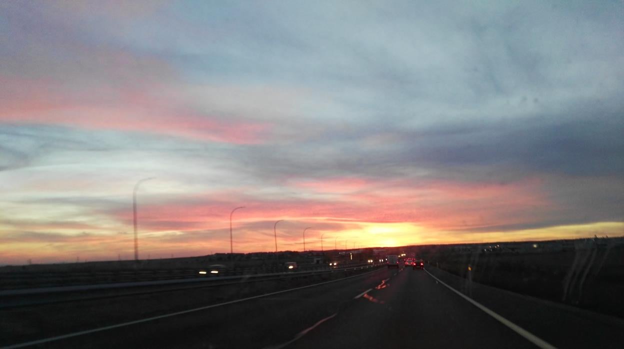 «Esta realidad de carretera y cielo llameante donde uno se siente libre»