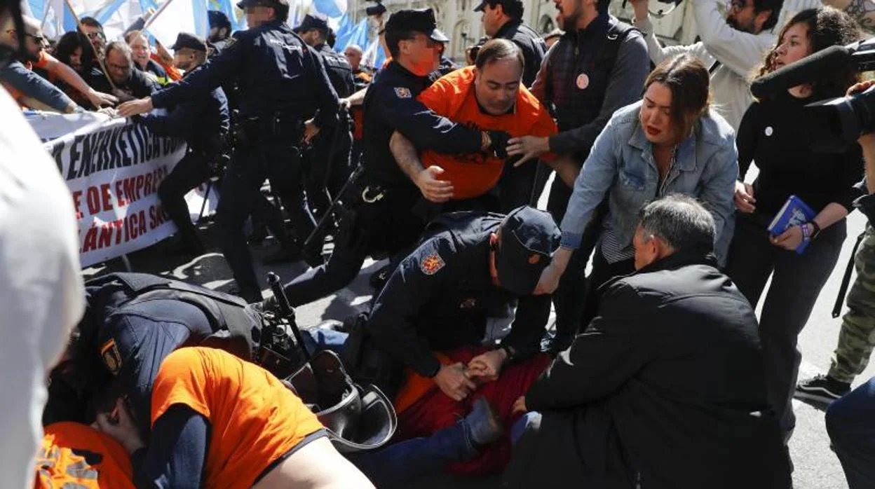 La Policía retiene en el suelo a varios de los trabajadores de Alcoa