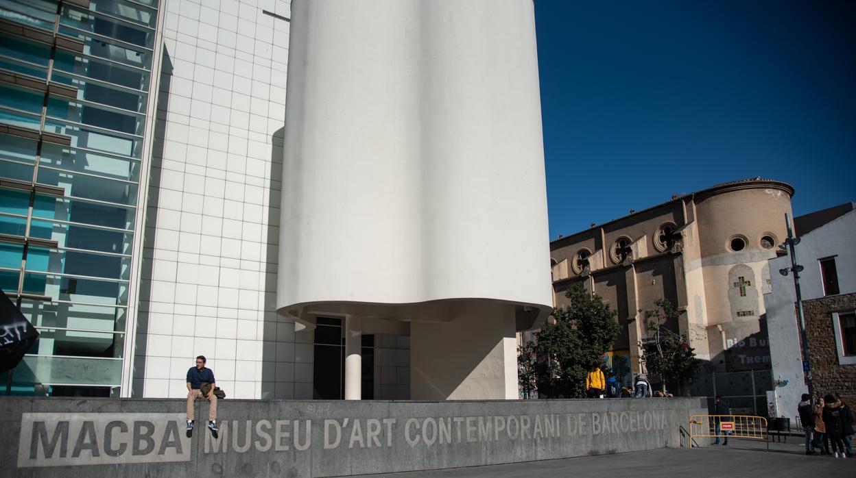 Vista del Macba junto a la capilla de la Misericordia