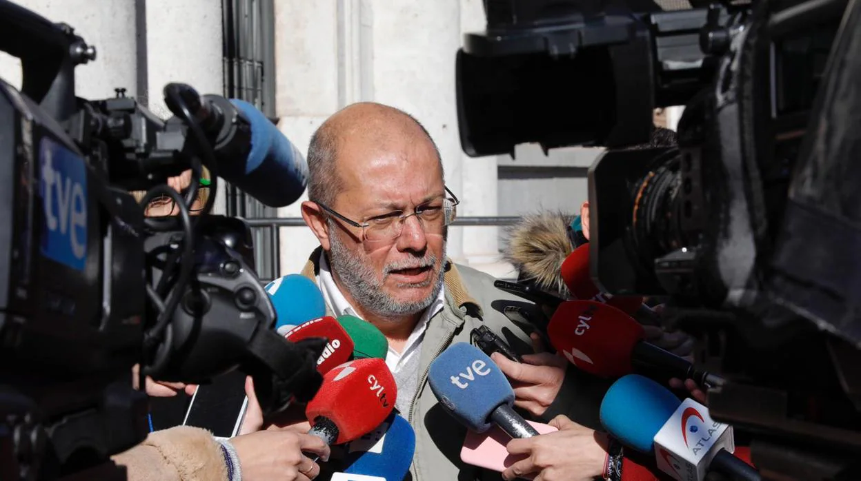 El candidato de Ciudadanos a la presidencia de la Junta, Francisco Igea, realiza declaraciones a los medios de comunicación antes de personarse a petición propia ante la Fiscalía de Valladolid