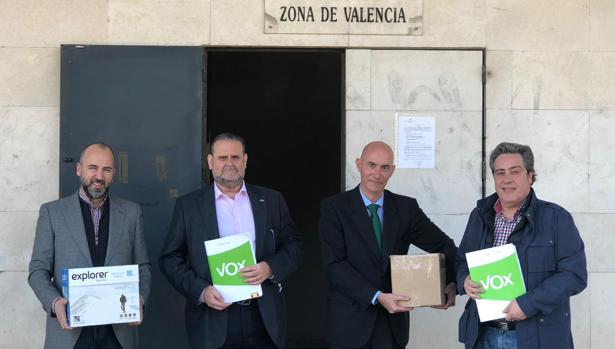 La Junta Electoral advierte a Vox y la Falange de que sus listas no cumplen el requisito de paridad