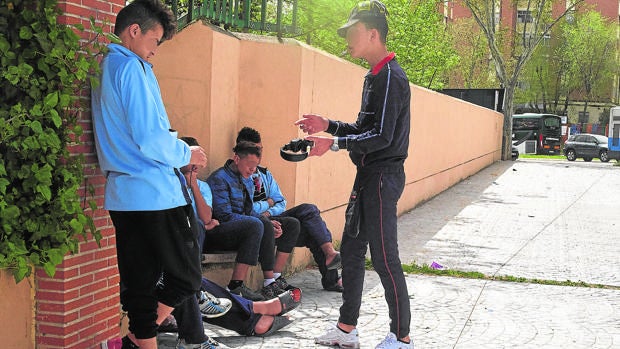 Aguado propone devolver a su país y con sus familias a los menores no acompañados