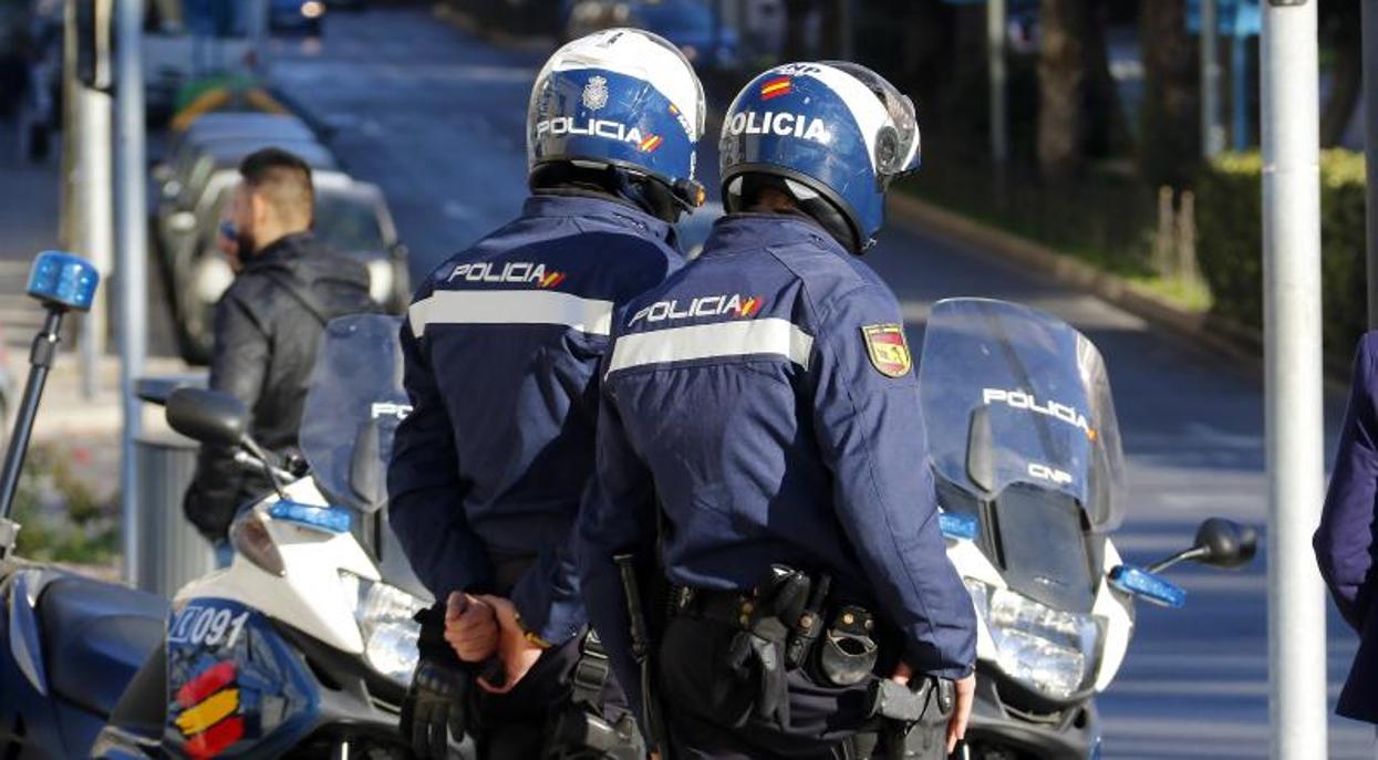 Efectivos de la Policía Nacional en una intervención en la calle