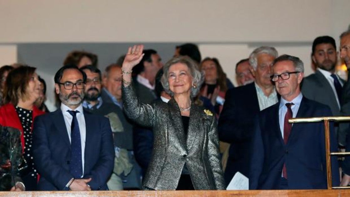 La reina Sofía saluda al público junto al ministro de Cultura, José Guirao, y el presidente de la Agencia EFE, Fernando Garea, antes del concierto