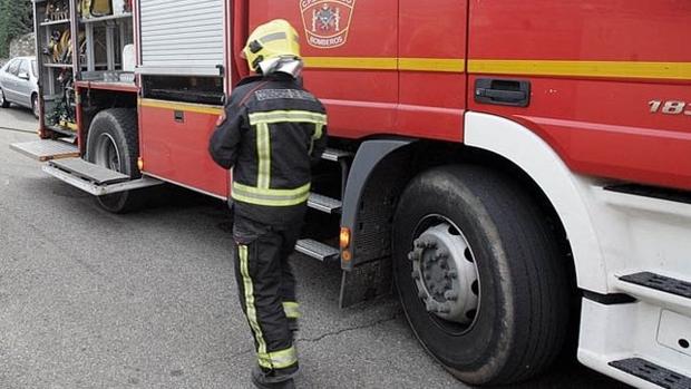 Los bomberos rescatan a una persona en un incendio en Villaluenga de la Sagra