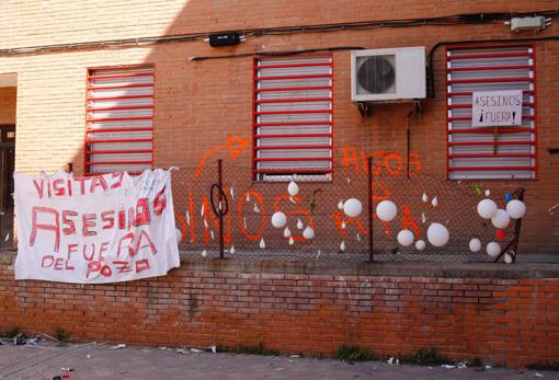 Pintadas en la calle de Esteban Carros, donde ocurrieron los hechos