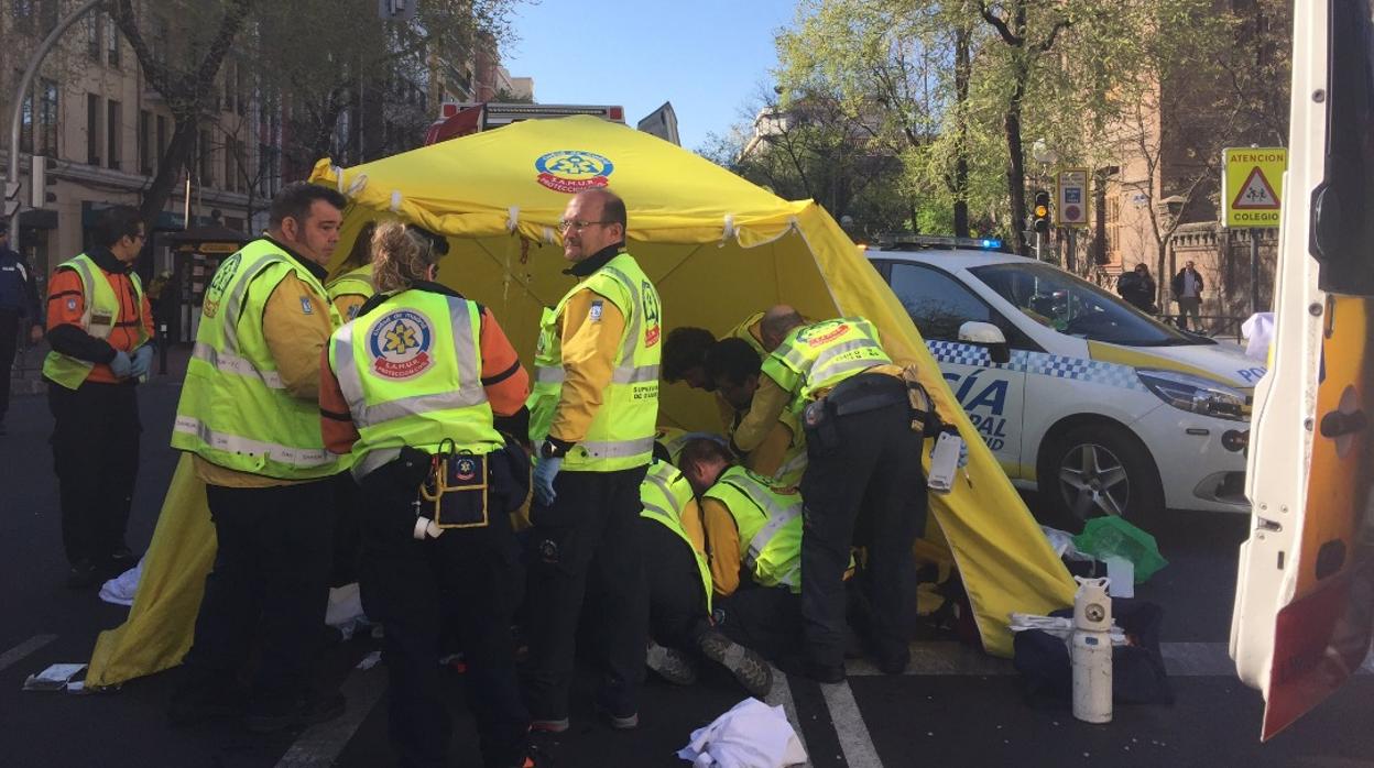 Sanitarios de Emergencias trabajan en el lugar del atropello