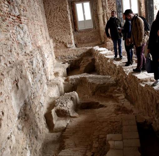 Los restos de pavimentos antiguos y las oquedades donde estaban los dos cuerpos sarracenos