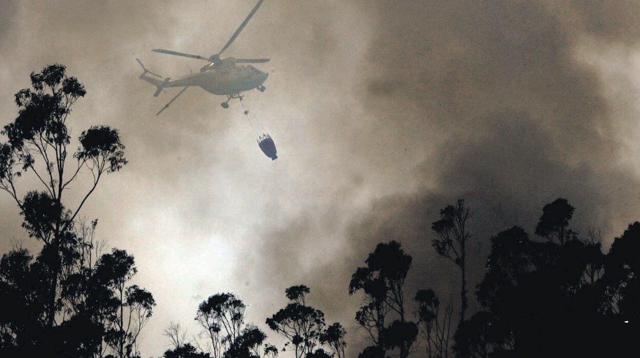 Imagen de archivo de un helicóptero actuando en un incendio