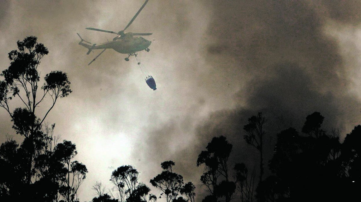 Imagen de archivo de un helicóptero actuando en un incendio