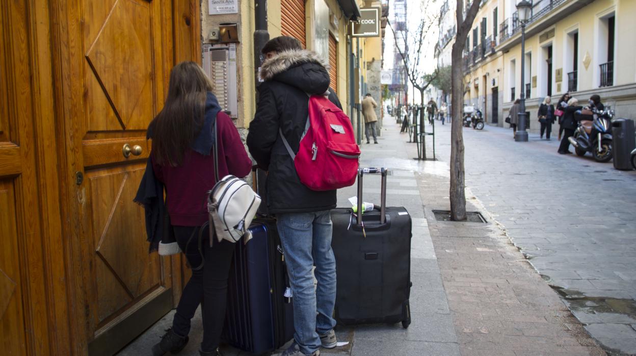 Dos inquilinos entran en un piso turístico del barrio de Las Letras