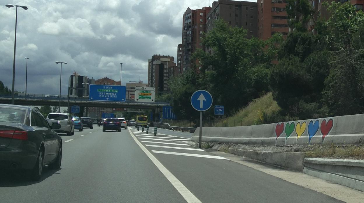 Una fila de corazones, en uno de los laterales de la M-30