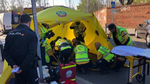 Cosen a navajazos a un joven a las puertas de una discoteca en Carabanchel