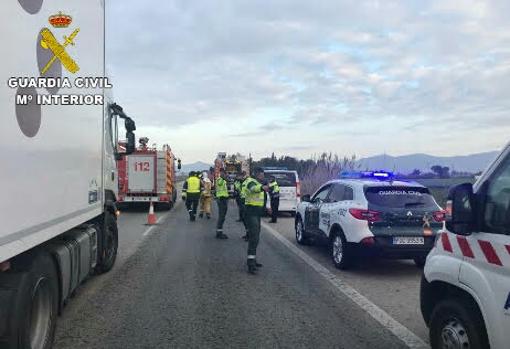 Un camión de gasoil derrama parte de su carga tras volcar y obliga a cortar la AP-7 al sur de Alicante